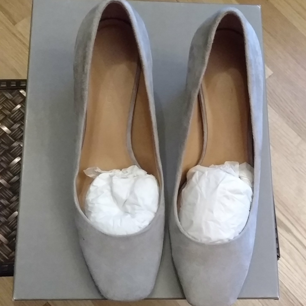 New Beautiful Halston gray suede heels